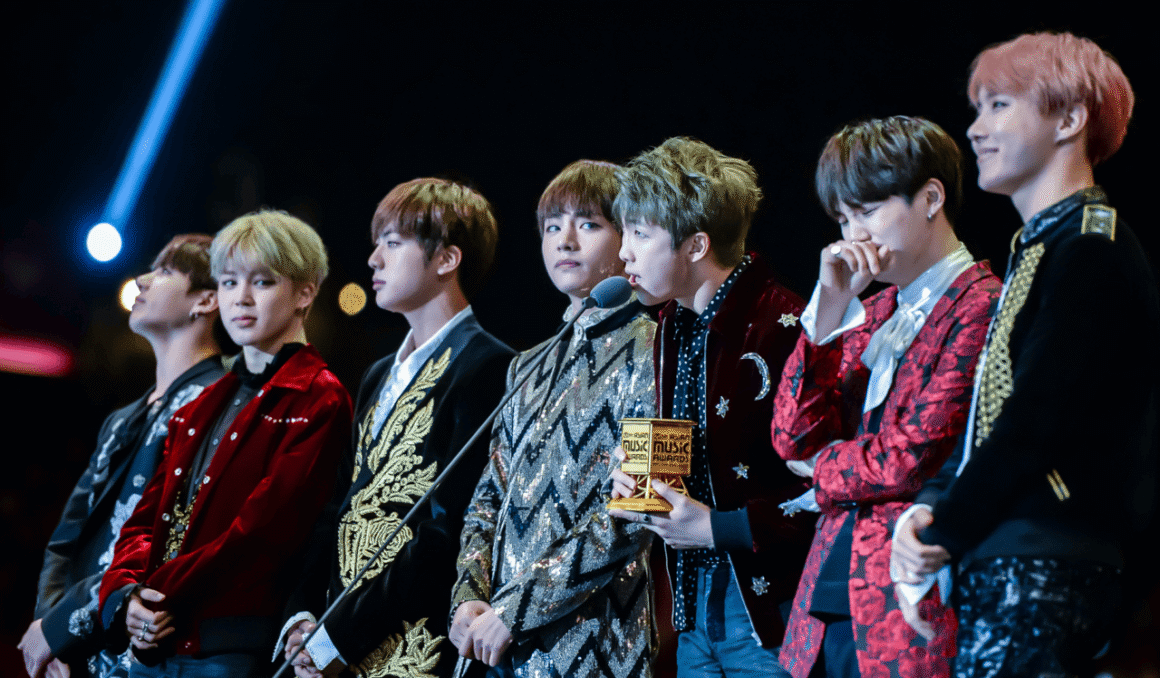 BTS winning Artist of the Year at Mnet Asian Music Awards 2016